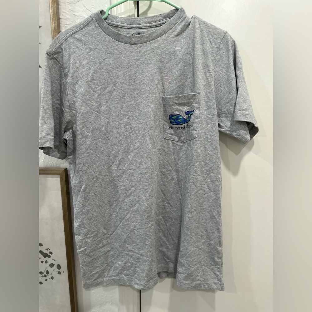 Grey vineyard vines tee